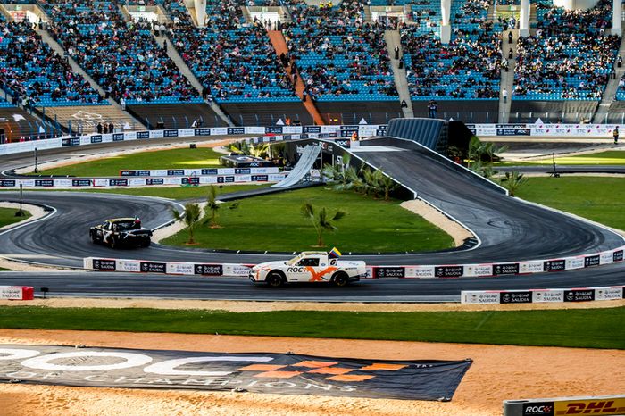 Juan Pablo Montoya conduce el  Xtreme Pickup