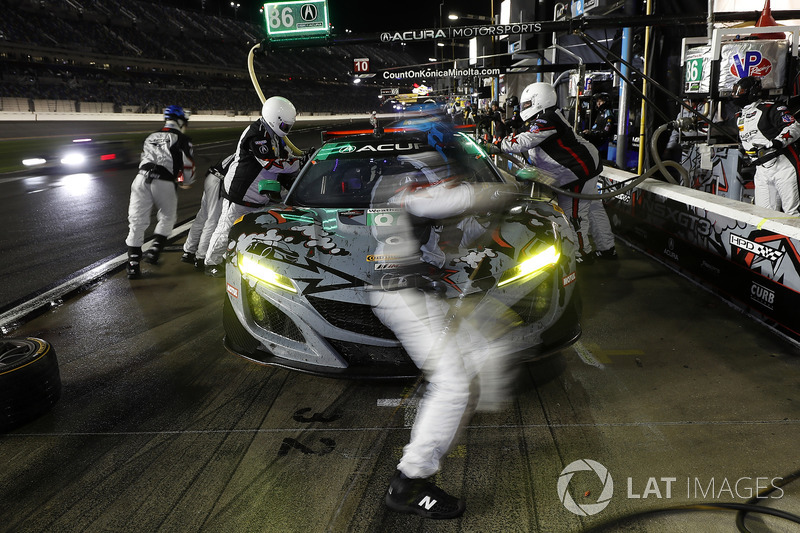 #86 Michael Shank Racing Acura NSX, GTD: Katherine Legge, Alvaro Parente, Trent Hindman, A.J. Allmendinger, pit stop