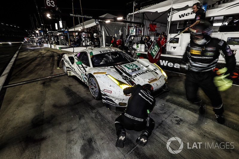 #63 Scuderia Corsa Ferrari 488 GT3, GTD: Cooper MacNeil, Alessandro Balzan, Gunnar Jeannette, Jeff Segal, pit stop