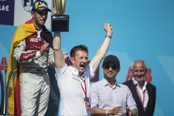 Allan McNish, Team Principal, Audi Sport Abt Schaeffler, festeggia