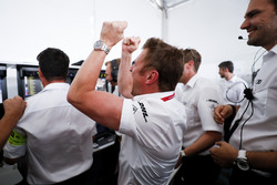Allan McNish, Team Principal, Audi Sport Abt Schaeffler, festeggia la vittoria del titolo costruttori