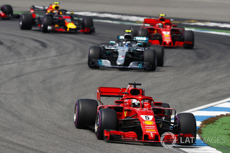 Sebastian Vettel, Ferrari SF71H, por delante de Valtteri Bottas, Mercedes AMG F1 W09, Kimi Raikkonen, Ferrari SF71H, and Max Verstappen, Red Bull Racing RB14