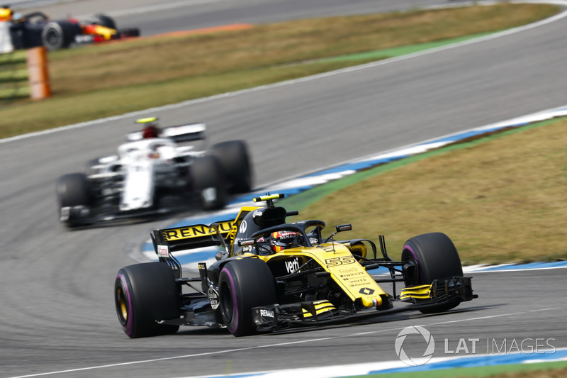 Карлос Сайнс, Renault Sport F1 Team RS18, и Шарль Леклер, Alfa Romeo Sauber C37