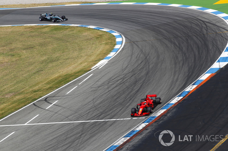 Себастьян Феттель, Ferrari SF71H, попереду Валттері Боттаса, Mercedes AMG F1 W09
