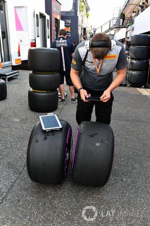 Un ingegnere Pirelli con degli pneumatici Pirelli