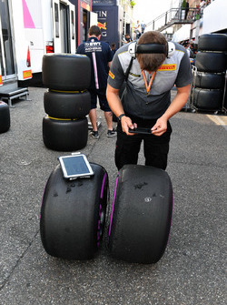 Un ingegnere Pirelli con degli pneumatici Pirelli