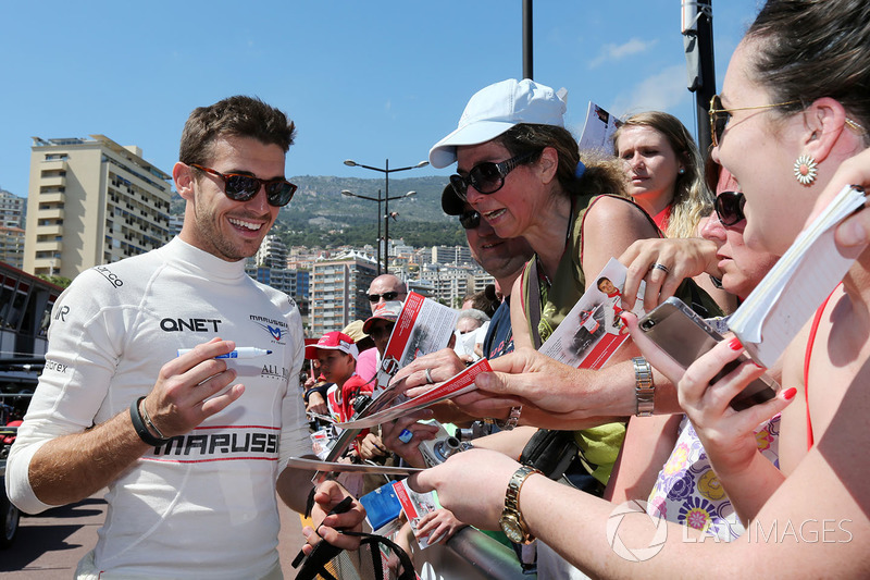 Jules Bianchi, Marussia F1 Team firma autógrafos para los fanáticos