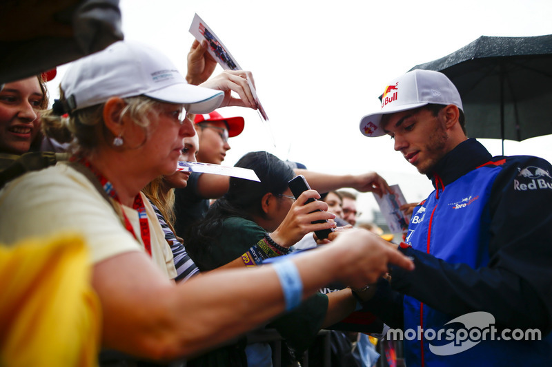 Pierre Gasly, Toro Rosso, signs autographs for fans