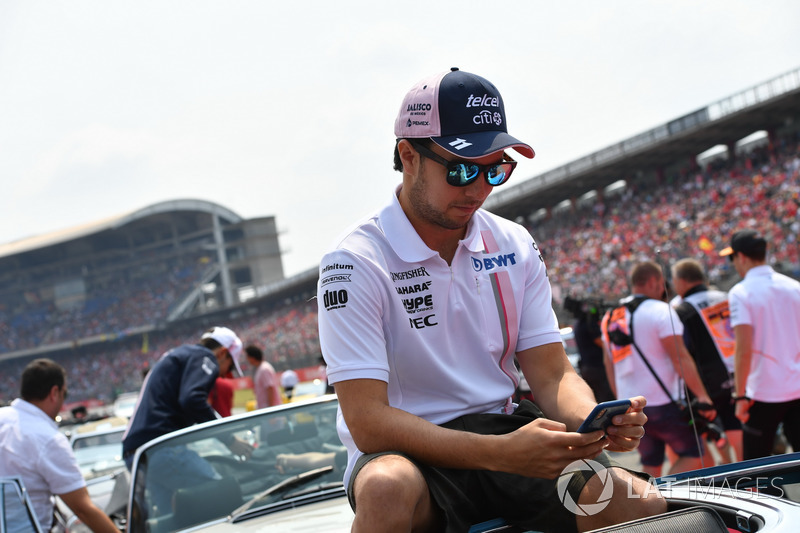 Sergio Perez, Force India, mengikuti parade pembalap