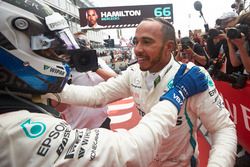 Valtteri Bottas, Mercedes AMG F1, e il vincitore della gara Lewis Hamilton, Mercedes AMG F1, festeggiano nel parco chiuso