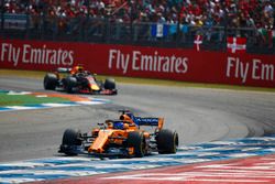 Fernando Alonso, McLaren MCL33, leads Daniel Ricciardo, Red Bull Racing RB14