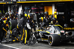 Carlos Sainz Jr., Renault Sport F1 Team R.S. 18, fait un arrêt aux stands