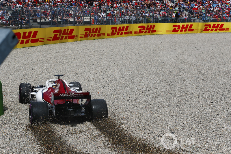 Marcus Ericsson, Sauber C37, spins into a gravel trap in qualifying