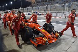 Sebastian Vettel, Ferrari SF71H e i meccanici Ferrari in pit lane