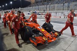 Sebastian Vettel, Ferrari SF71H et les mécaniciens Ferrari dans la voie des stands