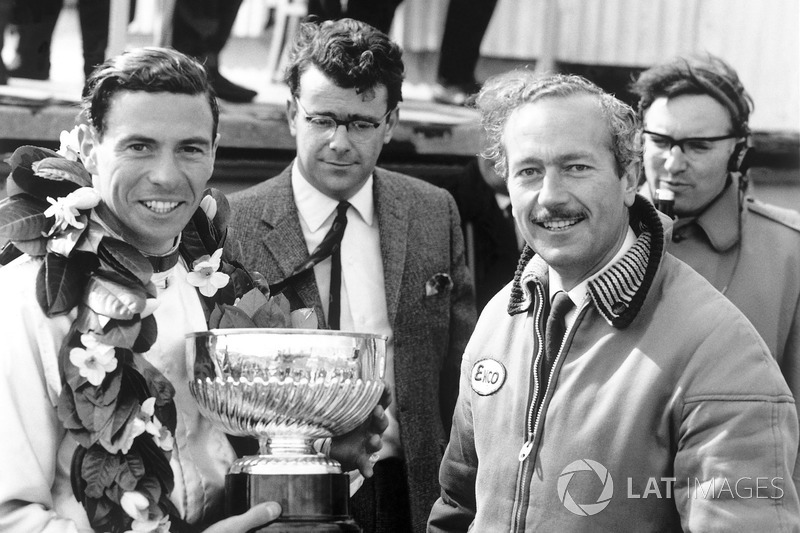 Le vainqueur Jim Clark, Lotus, reçoit son trophée avec le directeur d'équipe Colin Chapman sur le podium