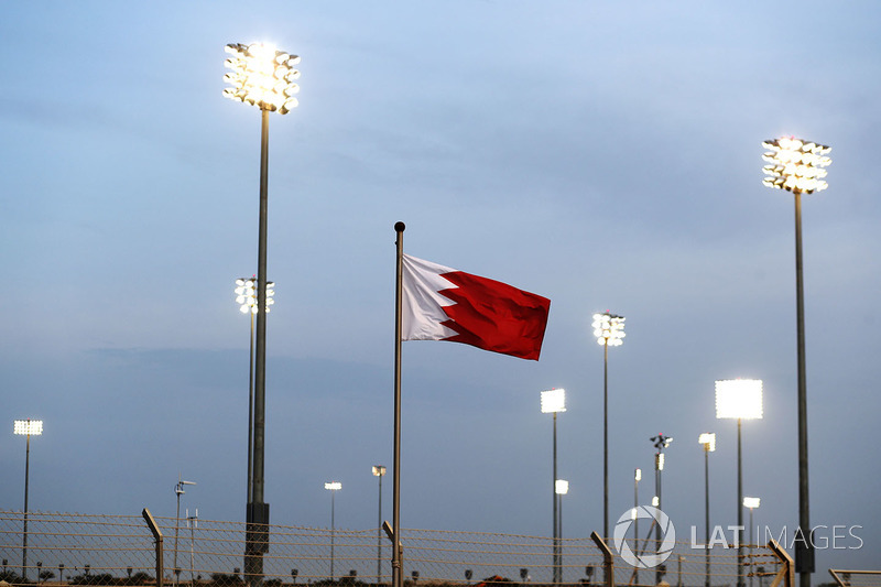 Rifflettori e una bandiera del Bahrain