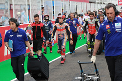 Marc Marquez, Repsol Honda Team, Cal Crutchlow, Team LCR Honda, lasciano la griglia