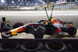 La monoposto incidentata di Max Verstappen, Red Bull Racing RB14 viene recuperata durante la Q1