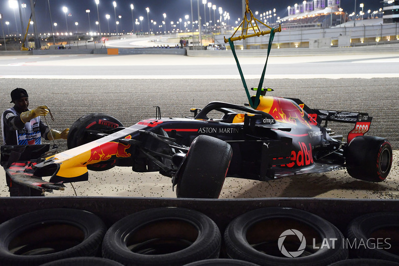 El coche chocado de Max Verstappen, Red Bull Racing RB14 es removido