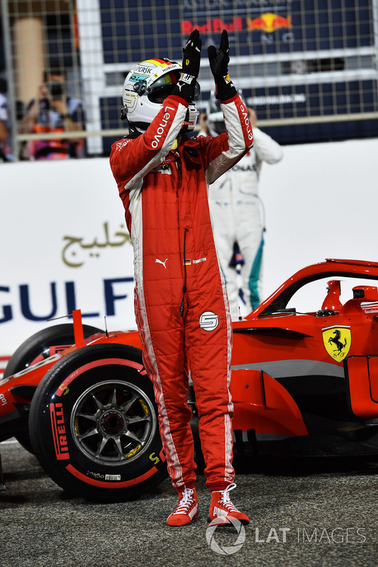 Il poleman Sebastian Vettel, Ferrari SF71H festeggia nel parco chiuso