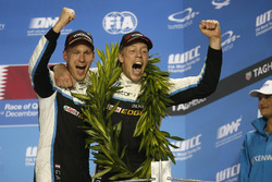 Podium: Nicky Catsburg, Polestar Cyan Racing, Volvo S60 Polestar TC1 en Thed Björk, Polestar Cyan Ra