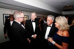 Sean Bratches, directeur des opérations commerciales du Formula One Group, Chase Carey, directeur exécutif du Formula One Group, avec des invités