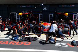 Max Verstappen, Red Bull Racing RB14, makes a pit stop