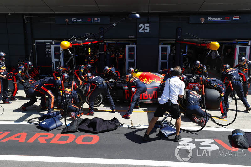Max Verstappen, Red Bull Racing RB14, en boxes