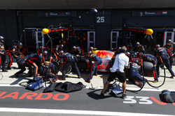 Max Verstappen, Red Bull Racing RB14, effettua un pit stop