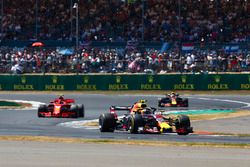 Max Verstappen, Red Bull Racing RB14,  Kimi Raikkonen, Ferrari SF71H, ve Daniel Ricciardo, Red Bull Racing RB14