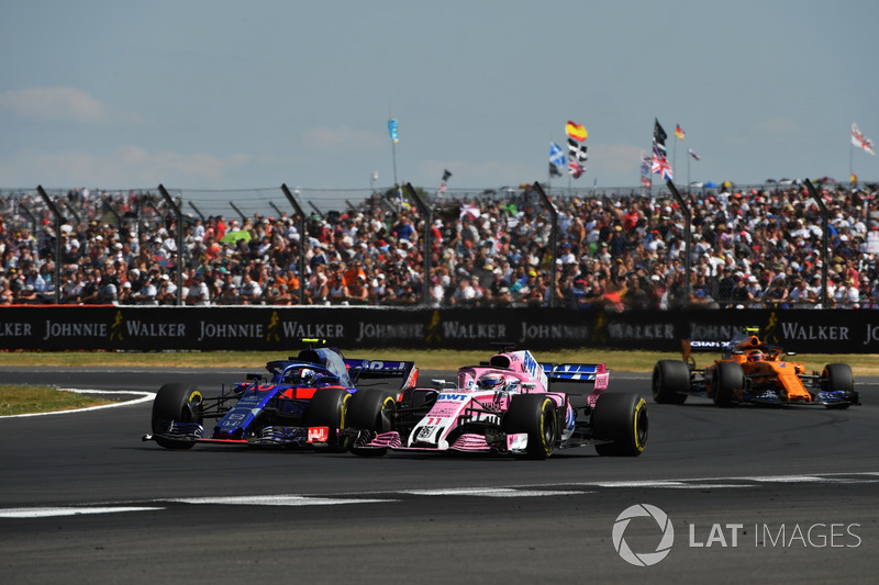 Pierre Gasly, Scuderia Toro Rosso STR13 y Sergio Perez, Force India VJM11