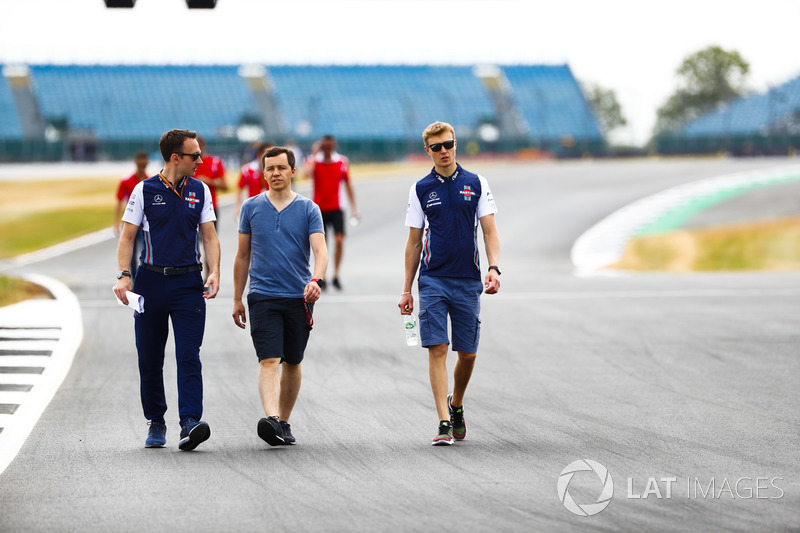 Sergey Sirotkin, Williams Racing, cammina lungo il circuito