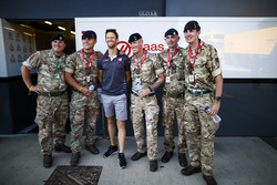 Romain Grosjean, Haas F1 Team, pose avec des militaires