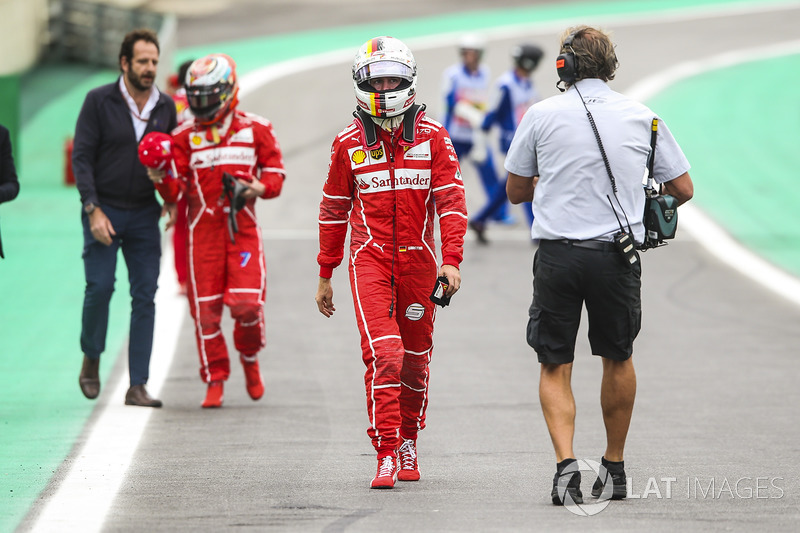 Sebastian Vettel, Ferrari, Kimi Raikkonen, Ferrari, sıralama turları sonunda yanlış yere park ettikten sonra parc ferme'ye yürüyor