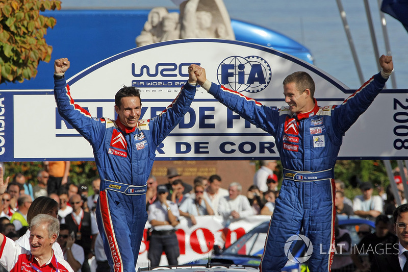 Nach Siegen in Jordanien und Deutschland reicht ihm ein zweiter Platz auf Korsika zum Titelgewinn in der Junior-WM. Seit der ersten Stunde an seiner Seite: Beifahrer Julien Ingrassia.