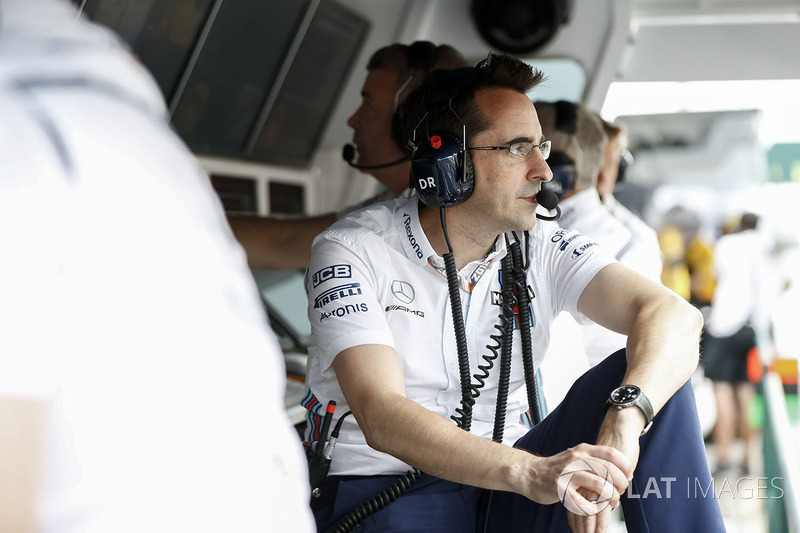 David Redding, Team Manager, McLaren, al muretto box