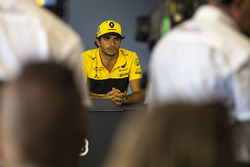 Карлос Сайнс-мол., Renault Sport F1 Team
