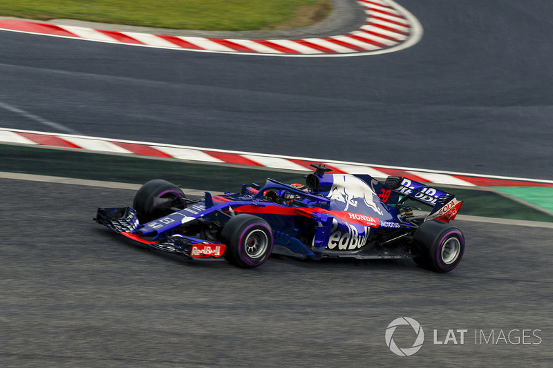 Brendon Hartley, Scuderia Toro Rosso STR13 runs wide