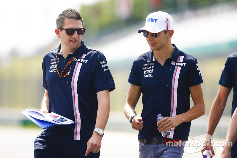 Esteban Ocon, Force India, mengitari trek