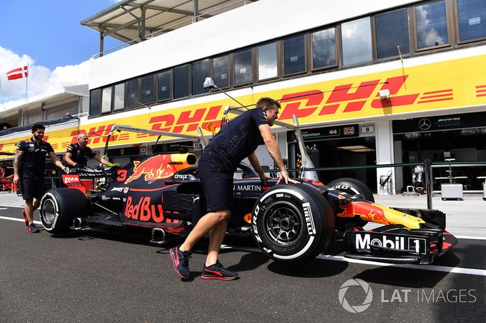 Mecánicos de Red Bull Racing con el  RB14 en el pit lane