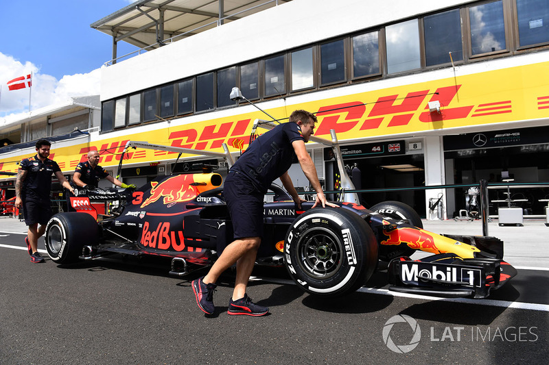 Les mécaniciens Red Bull Racing avec la Red Bull Racing RB14 dans les stands
