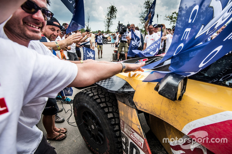 I vincitori #303 Peugeot Sport Peugeot 3008 DKR: Carlos Sainz, Lucas Cruz