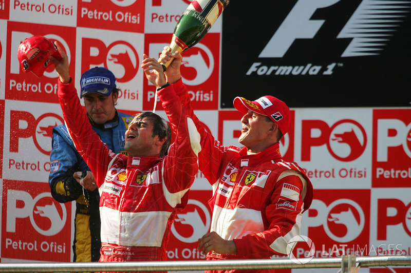 Podio: Ganador de la carrera Felipe Massa, Ferrari, tercer lugar Michael Schumacher, Ferrari