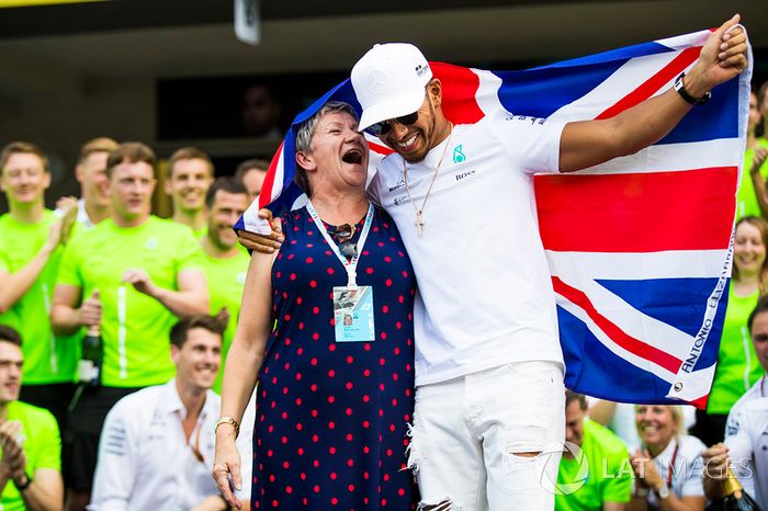 Campeón del mundo 2017 Lewis Hamilton, Mercedes AMG F1 celebra con su madre Carmen Lockhart
