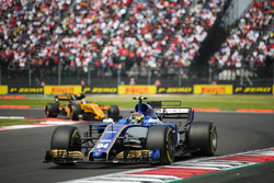 Pascal Wehrlein, Sauber C36, Carlos Sainz Jr., Renault Sport F1 Team RS17