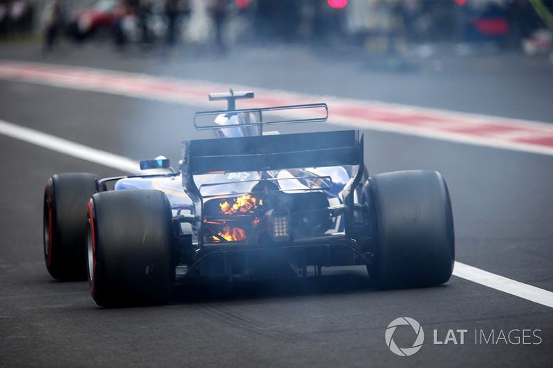 Marcus Ericsson, Sauber C36 retires from the race with a fire