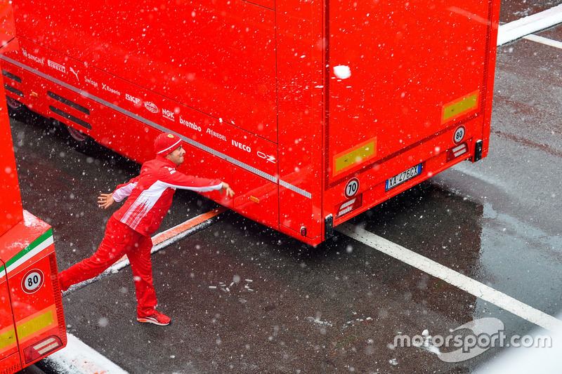 Membro da Ferrari brinca com a neve