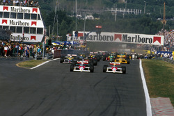 Старт. Впереди Ален Прост и Айртон Сенна, McLaren MP4/4