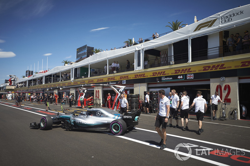 Valtteri Bottas, Mercedes AMG F1 W09, leaves the garage